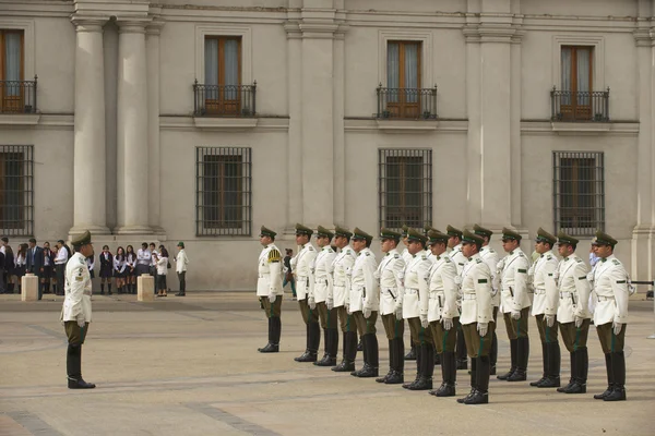 Military of the Carabineros band attend  changing guard ceremony in front of the La Moneda presidential palace in Santiago, Chile. — Stock Photo, Image