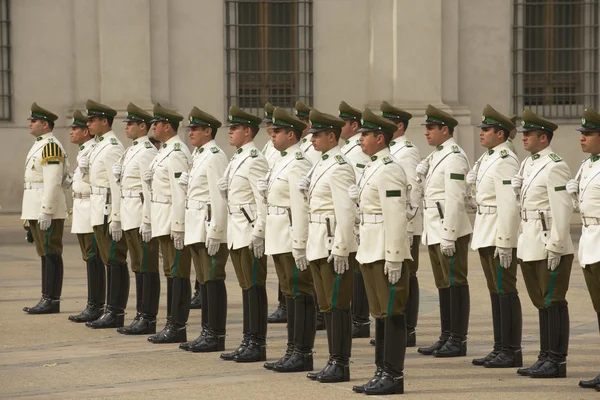 Military of the Carabineros band attend  changing guard ceremony in front of the La Moneda presidential palace in Santiago, Chile. — Stock Photo, Image