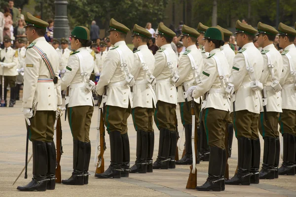 Military of the Carabineros band attend  changing guard ceremony in front of the La Moneda presidential palace in Santiago, Chile. — Stock Photo, Image