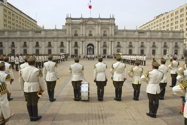 Wojskowy zespół Carabineros uczestniczyć zmiana warty przed La Moneda prezydenckich palacein Santiago, Chile. — Zdjęcie stockowe