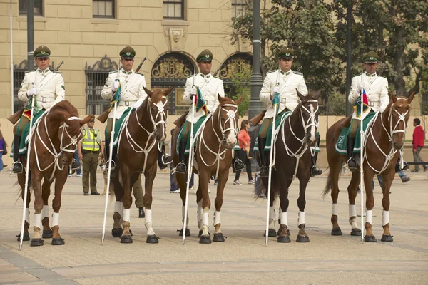 Wojskowy zespół Carabineros uczestniczyć zmiana warty przed pałacem prezydenckim La Moneda w Santiago, Chile. — Zdjęcie stockowe