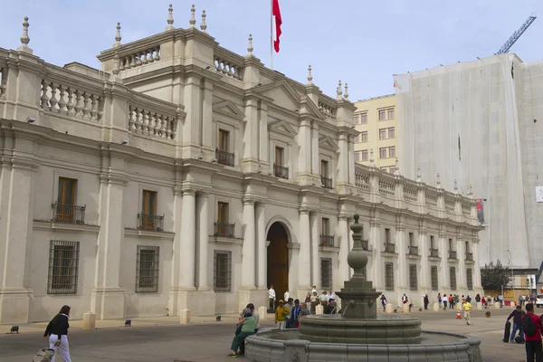 La gente camina frente al palacio presidencial de La Moneda en Santiago, Chile . — Foto de Stock