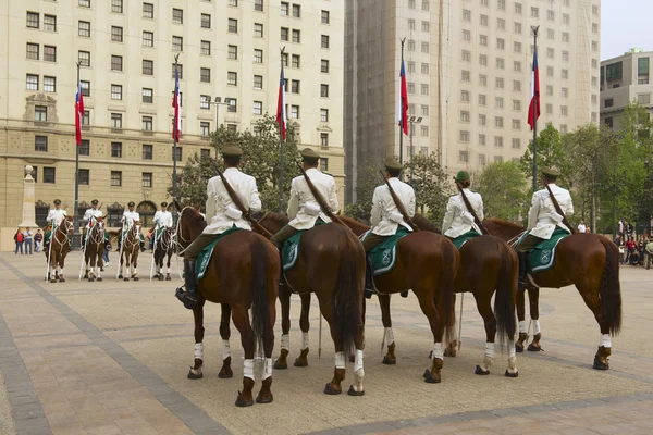 Des militaires de la bande des Carabineros assistent à une cérémonie de relève de garde devant le palais présidentiel de La Moneda à Santiago, Chili . — Photo