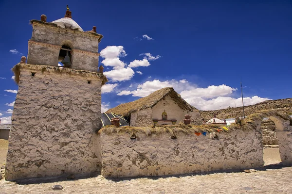 Außenseite der schönen Dorfkirche von Parinacota, Fäulnis, Chili. — Stockfoto