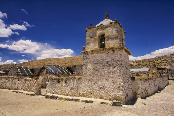 Esterno della bellissima chiesa del villaggio di Parinacota, Putre, Cile . — Foto Stock