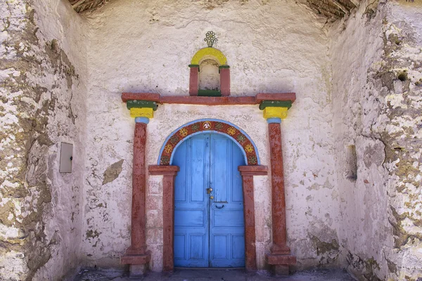 Exterior de la hermosa iglesia del pueblo Parinacota, Putre, Chile . — Foto de Stock