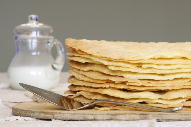 Napoleon kek ahşap tahta üzerinde için taze pişmiş ev yapımı uçuş.