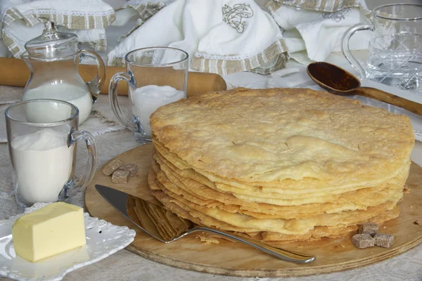 Shortcakes recém-assados para bolo de Napoleão e alguns ingredientes . — Fotografia de Stock