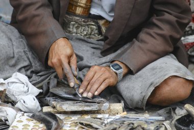 Adam janbiya, Sana'a, Yemen keskinleştirir. Geleneksel hançer ve Yemen erkekler türden zorunlu bir öznitelik Janbiya olduğunu.