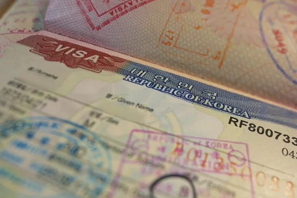 Page de passeport avec visa coréen et timbres de contrôle de l'immigration . — Photo
