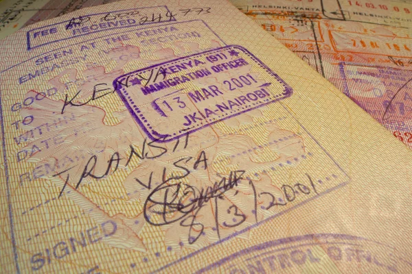 Page de passeport avec visa de transit kenyan et timbre de contrôle de l'immigration . — Photo