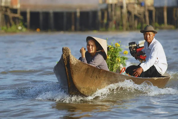 Yaşlı çift motorlu tekne, Cai olmak, Vietnam tarafından Mekong Nehri. — Stok fotoğraf