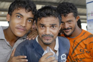 Balıkçılar şeffaf plastik torba Al Hudaydah, Yemen içinde su.