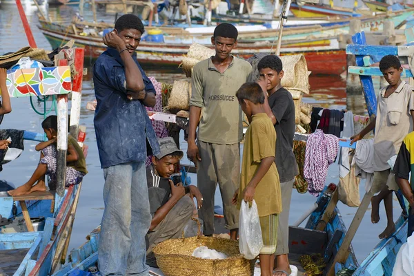 Pescadores descarregam capturas do dia de barcos de pesca no porto de Al Hudaydah, Iêmen . — Fotografia de Stock