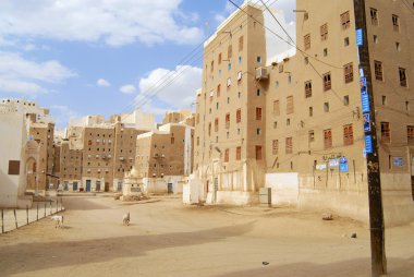 Keçi Şibam kentindeki Şibam, Yemen boş bir sokak tarafından çalıştırın.