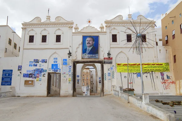 Politieke affiches van Ali Abdullah Saleh gelegen bij de stad ingangspoort in Shibam, Jemen. — Stockfoto