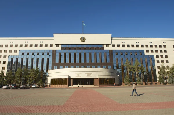 La gente passa il consiglio di Astana city building ad Astana, Kazakistan . — Foto Stock