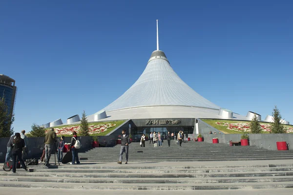 Mensen betreden en verlaten van Khan Shatyr in Astana, Kazakhstan. — Stockfoto