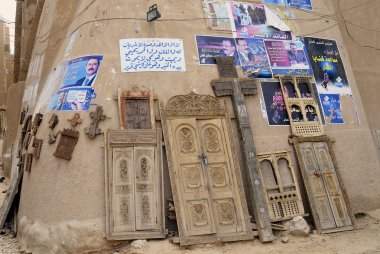Hediyelik eşya dükkanı dış duvar Ali Abdullah Saleh Şibam, Yemen siyasi posterleri ile.
