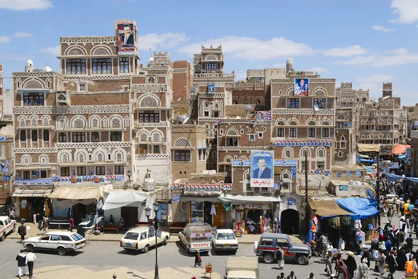 Mensen lopen door de straat van Sanaa stad in Sanaa, Yemen. — Stockfoto