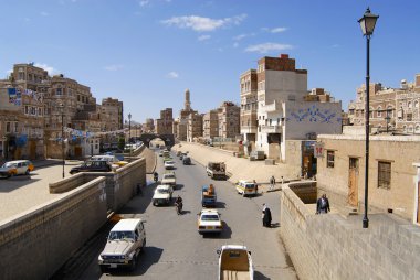 İnsanlar tarafından Sanaa şehir Sanaa, Yemen sokak yürüyüş.