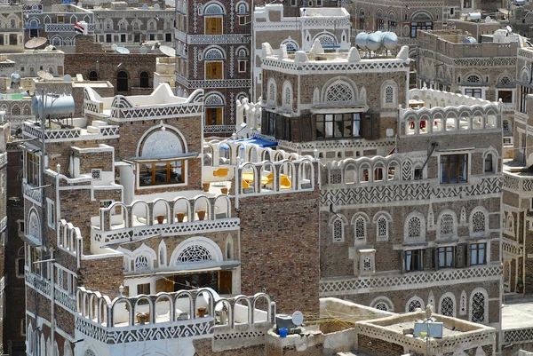 Exterior de los edificios decorados tradicionales de la ciudad de Sanaa en Sanaa, Yemen . —  Fotos de Stock