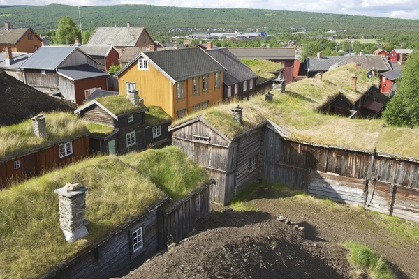 Met het oog op de traditionele huizen van de stad kopermijnen van Roros, Noorwegen. — Stockfoto