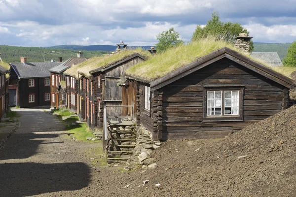 Traditionele huizen van de stad kopermijnen van Roros, Noorwegen. — Stockfoto