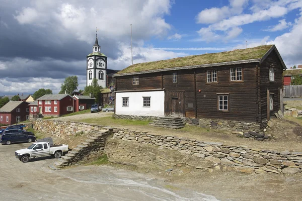 Casas tradicionales y campanario de la iglesia de la ciudad minera de cobre de Roros exterior en Roros, Noruega . — Foto de Stock