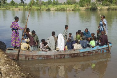 Yolcu Bahir dar, Etiyopya Mavi Nil Nehri geçmeye yerel Feribot Tekne Gemiye binin..