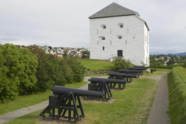 Pevnost Kristiansten donjon a děla vnější v Trondheimu. — Stock fotografie