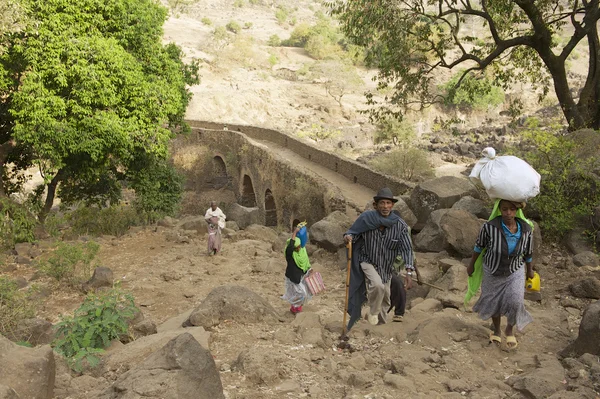 Lidé chodí cestou krajiny v Bahir Dar, Etiopie. — Stock fotografie