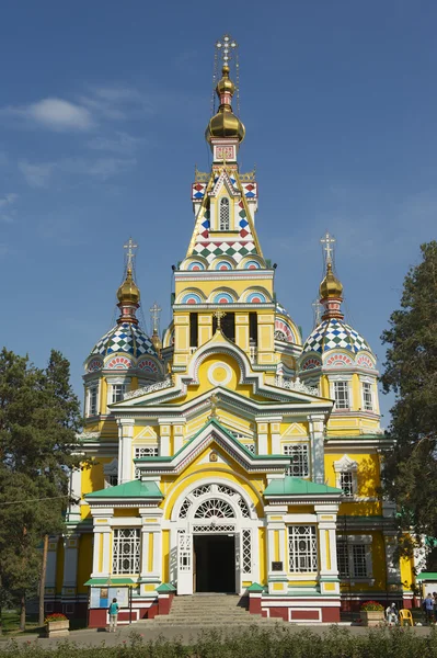 Ludzie zwiedzić katedrę Wniebowstąpienia w Ałma-Ata, Kazachstan — Zdjęcie stockowe