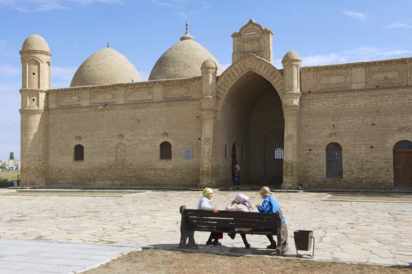 Peregrinos visitan Arystan Bab Mausoleum, circa Otrartobe, Kazajstán . — Foto de Stock