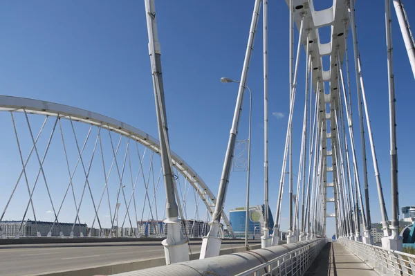 Pont Arkhar sur l'extérieur de la rivière Ishim à Astana, Kazakhstan . — Photo