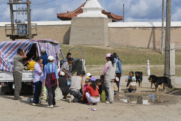 Povo mongol faz piquenique fora de Erdene Zuu em Kharkhorin, Mongólia . — Fotografia de Stock