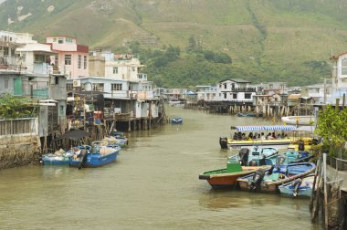Tai O balıkçı köyü Tepedeki Ev ve teknelere Hong Kong, Çin.