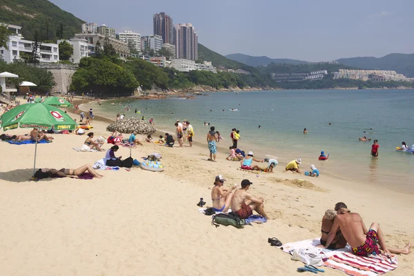 Turisti prendere il sole presso la spiaggia della città Stanley a Hong Kong, Cina . — Foto Stock