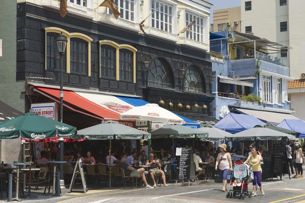 Turistas visitam restaurantes na hora do almoço na cidade de Stanley em Hong Kong, China . — Fotografia de Stock