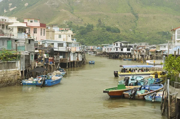 Tai O fishermen village with stilt houses and motorboats in Hong Kong, China. — Stock Photo, Image