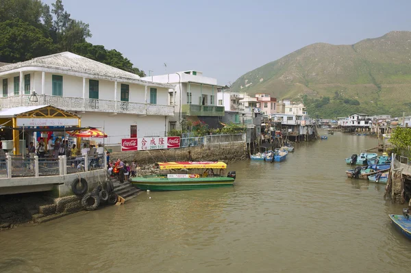 Tai O fishermen village with stilt houses and motorboats in Hong Kong, China. — Stock Photo, Image