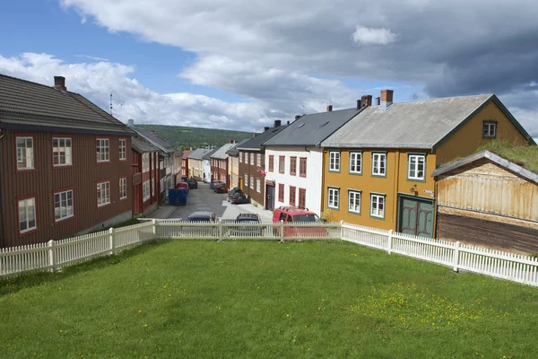 Außenseite der traditionellen Häuser der Kupferminenstadt roros in roros, Norwegen. — Stockfoto