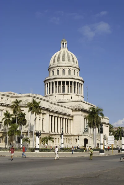 Lidé chodí před Capitolio, budova Habana, Kuba. Royalty Free Stock Fotografie