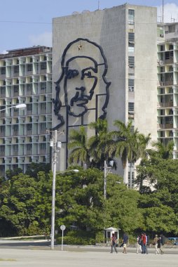 İnsanlar bu cephe Havana, Küba'da devrim Meydanı Che Guevara'nın portresi ile de iç Savunma Bakanlığı Binası geçmek.