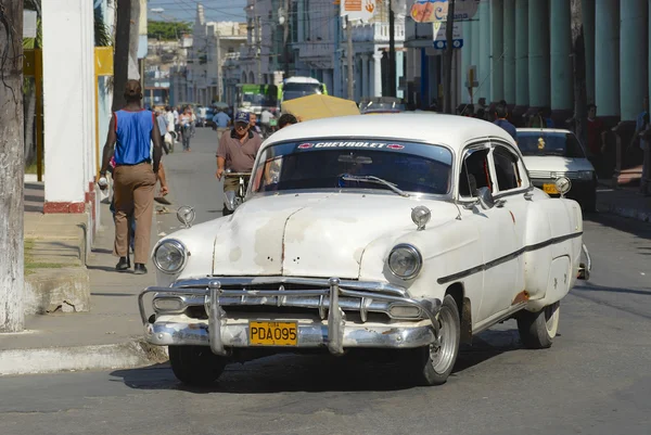 Alguien conduce un auto americano vintage en la calle Pinar del Río, Cuba . —  Fotos de Stock