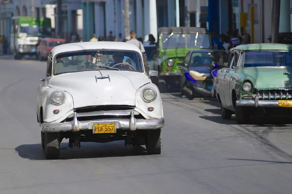Birisi Pinar del Rio, Küba Caddesi'nde vintage Amerikan otomobil sürücüleri. — Stok fotoğraf