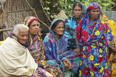 Kadınlar kocalarının balık Mongla, Bangladeş'te bekleyin.
