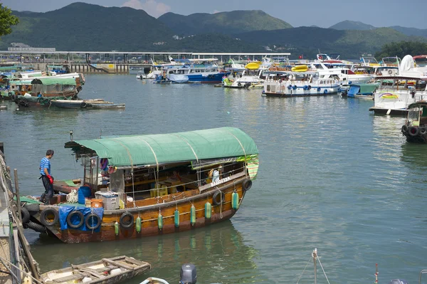 Man kommer in fiskebåt på sjunga Kee harbor i Hong Kong, Kina. — Stockfoto