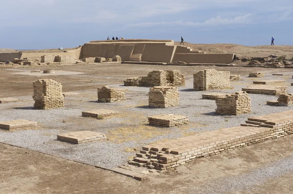 People explore ruins of Otrar in Shymkent, Kazakhstan. — Stock Photo, Image