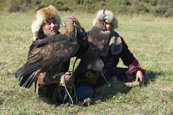 Män hålla Kungsörn (Aquila chrysaetos), Almaty, Kazakstan. — Stockfoto